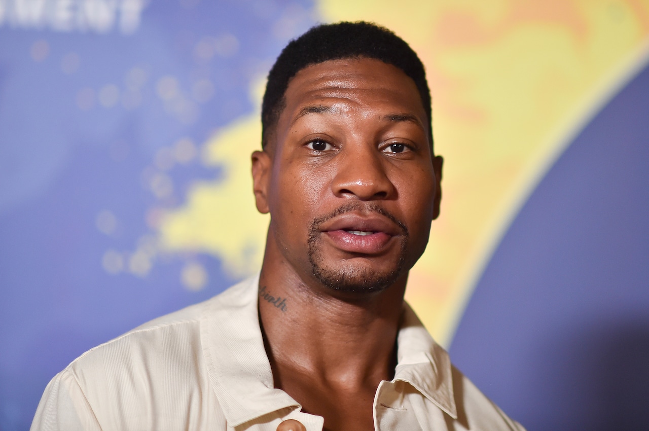 Jonathan Majors valt uit raam tijdens filmopnames